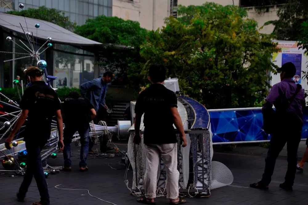 Cổng chào trang trí trên phố đi bộ Nguyễn Huệ đổ sập, 1 người bị thương ảnh 5