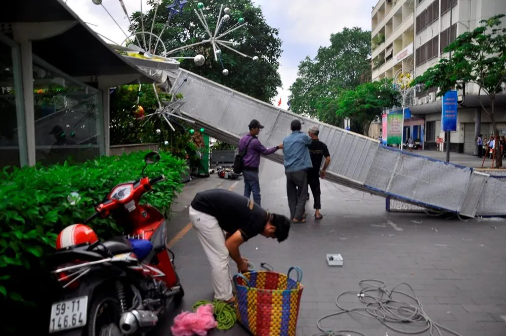 Cổng chào trang trí trên phố đi bộ Nguyễn Huệ đổ sập, 1 người bị thương ảnh 7