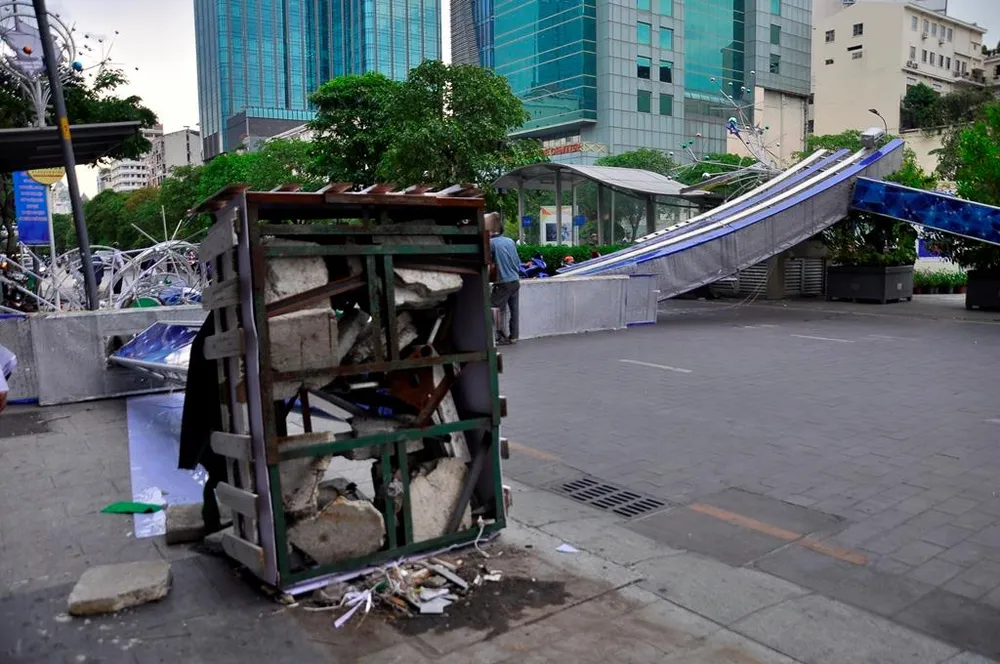 Cổng chào trang trí trên phố đi bộ Nguyễn Huệ đổ sập, 1 người bị thương ảnh 8