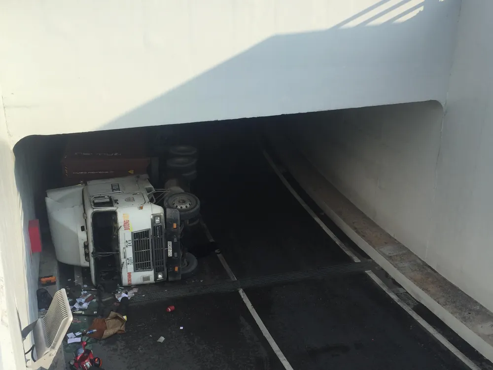 Lật xe container trong hầm chui Mỹ Thủy, tài xế thoát chết ảnh 1