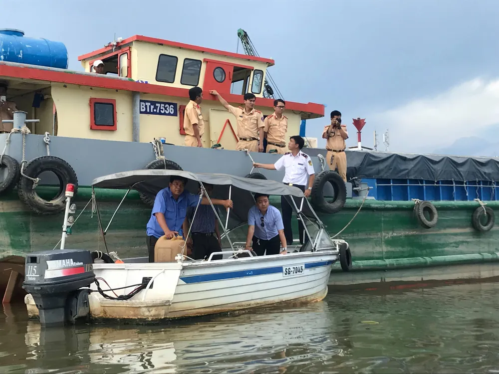 Ghe chở gần 100 tấn vôi chìm ở TPHCM, 3 người thoát chết ảnh 1