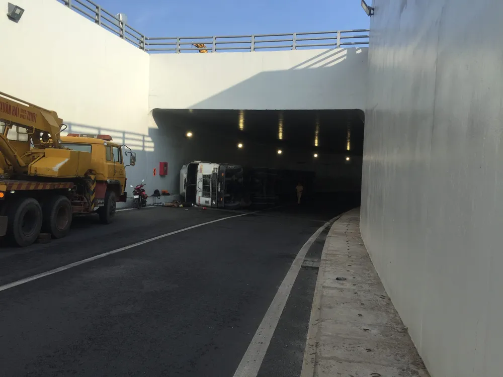 Lật xe container trong hầm chui Mỹ Thủy, tài xế thoát chết ảnh 3