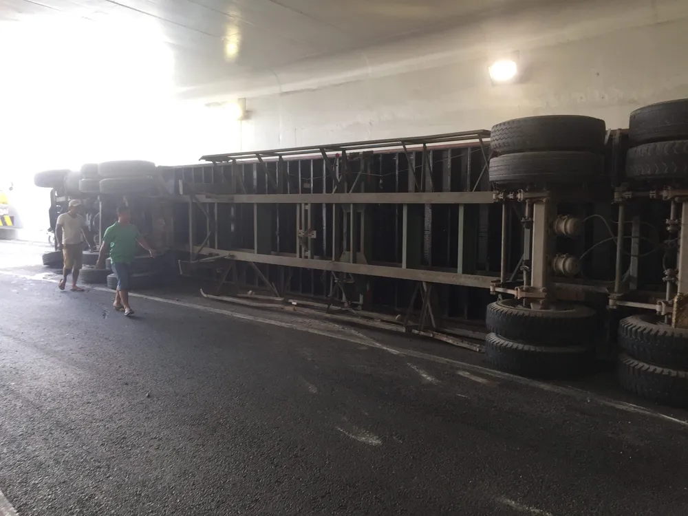 Lật xe container trong hầm chui Mỹ Thủy, tài xế thoát chết ảnh 4