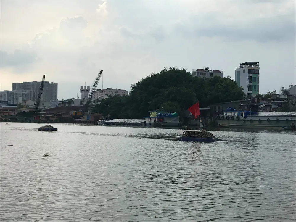 Ghe chở gần 100 tấn vôi chìm ở TPHCM, 3 người thoát chết ảnh 2