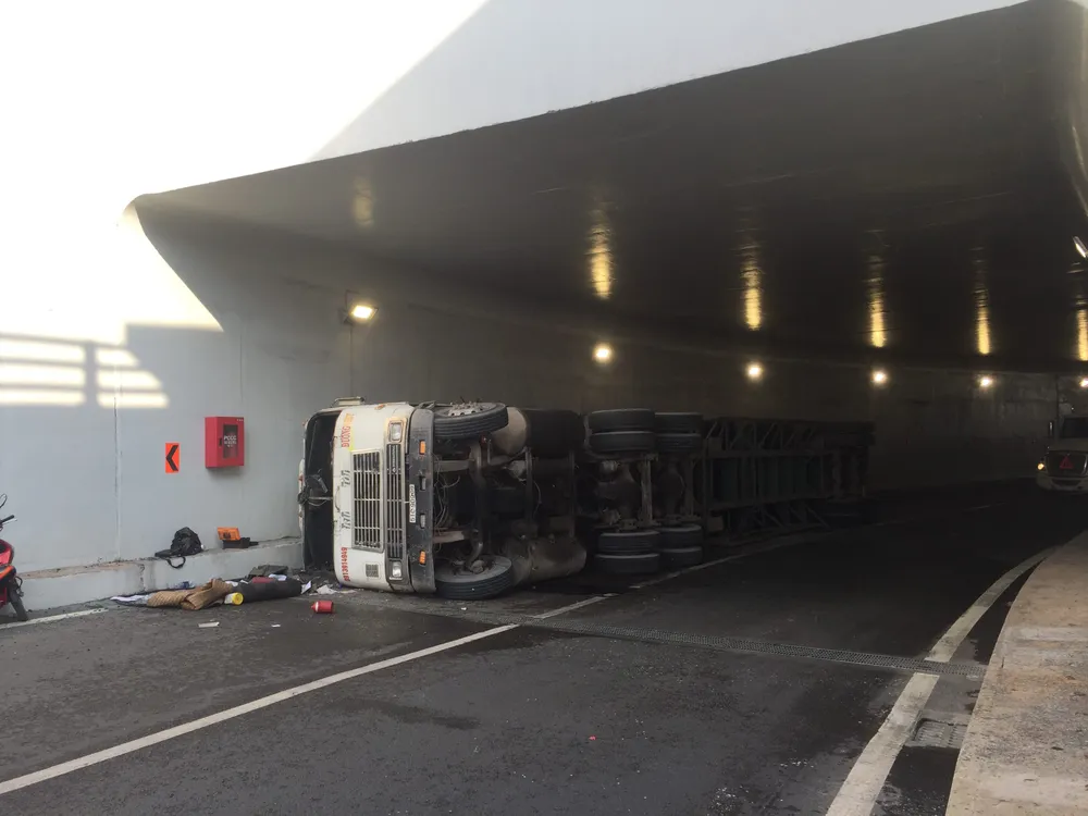 Lật xe container trong hầm chui Mỹ Thủy, tài xế thoát chết ảnh 2