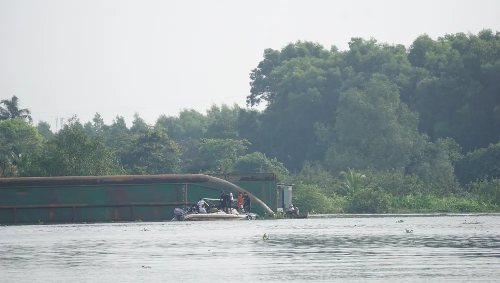 Đã tìm thấy thi thể 2 trong số 3 nạn nhân vụ chìm sà lan trên sông Đồng Nai ảnh 4