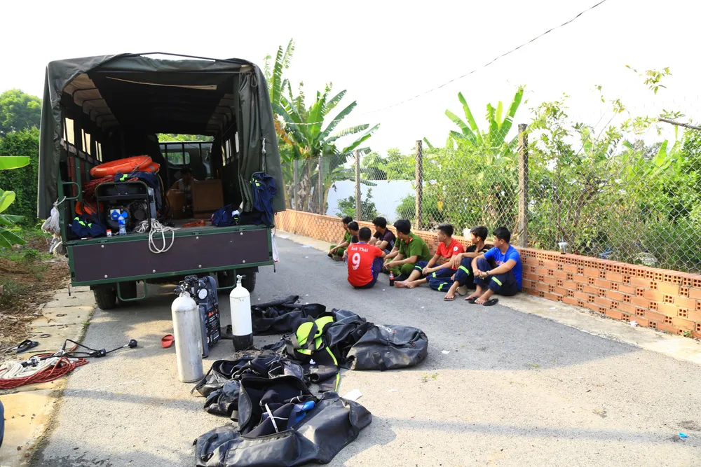 Đã tìm thấy thi thể 2 trong số 3 nạn nhân vụ chìm sà lan trên sông Đồng Nai ảnh 6