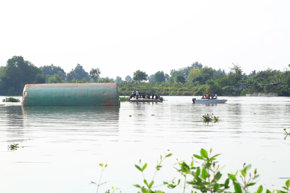 Đã tìm thấy thi thể 2 trong số 3 nạn nhân vụ chìm sà lan trên sông Đồng Nai ảnh 5