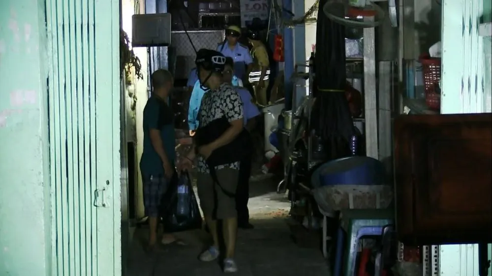 Sập nhà ở trung tâm TPHCM, nhiều người thoát chết ảnh 3