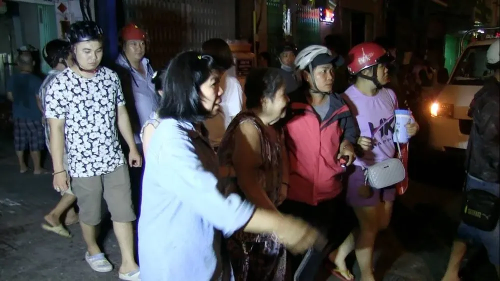 Sập nhà ở trung tâm TPHCM, nhiều người thoát chết ảnh 4