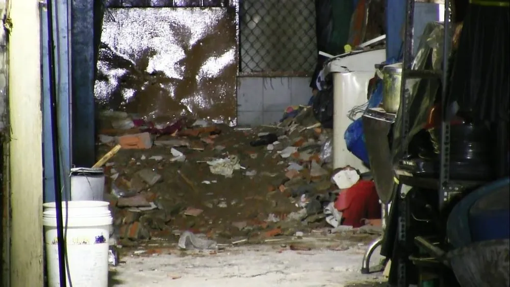 Sập nhà ở trung tâm TPHCM, nhiều người thoát chết ảnh 5