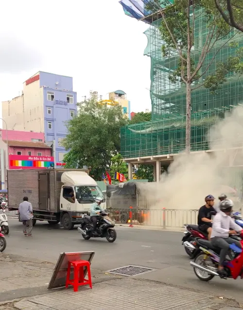 Xe tải bốc cháy trên đường 3/2, quận 10, giao thông ùn ứ kéo dài ảnh 3