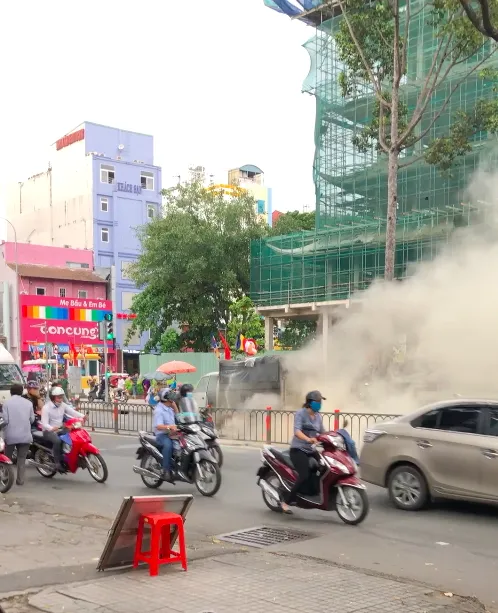 Xe tải bốc cháy trên đường 3/2, quận 10, giao thông ùn ứ kéo dài ảnh 4