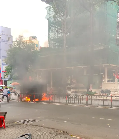 Xe tải bốc cháy trên đường 3/2, quận 10, giao thông ùn ứ kéo dài ảnh 2