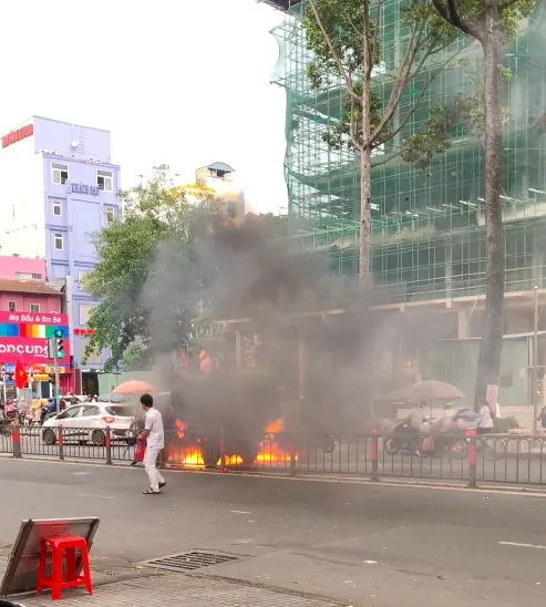 Xe tải bốc cháy trên đường 3/2, quận 10, giao thông ùn ứ kéo dài ảnh 1