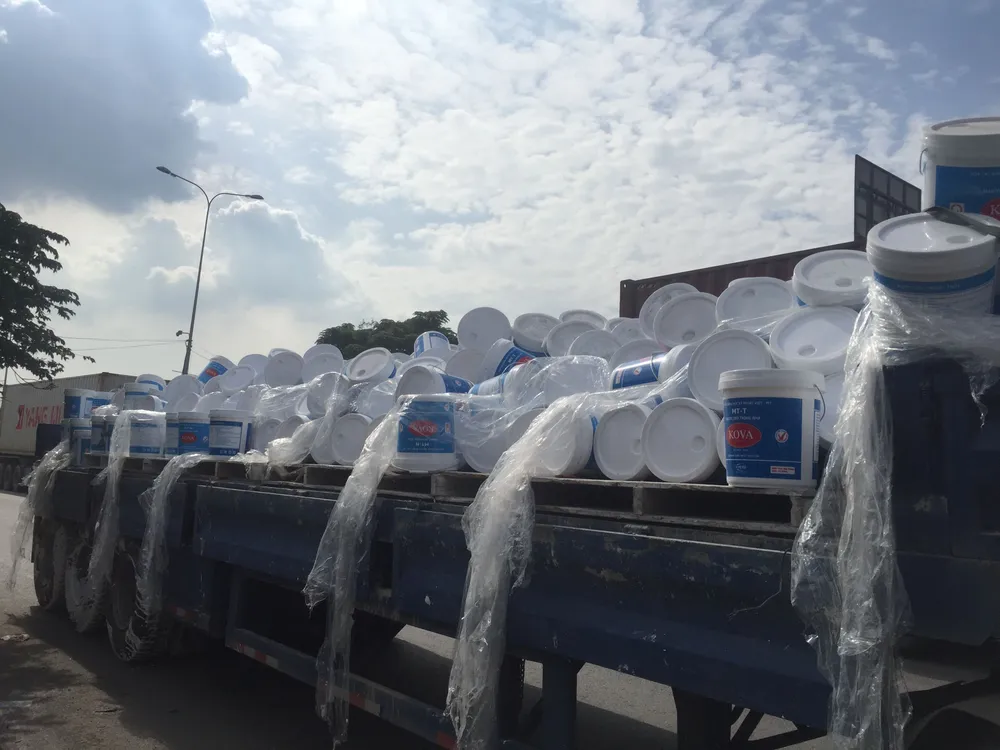 Xe container chở sơn thắng gấp, hàng trăm thùng sơn đổ trắng Quốc lộ 1  ảnh 2