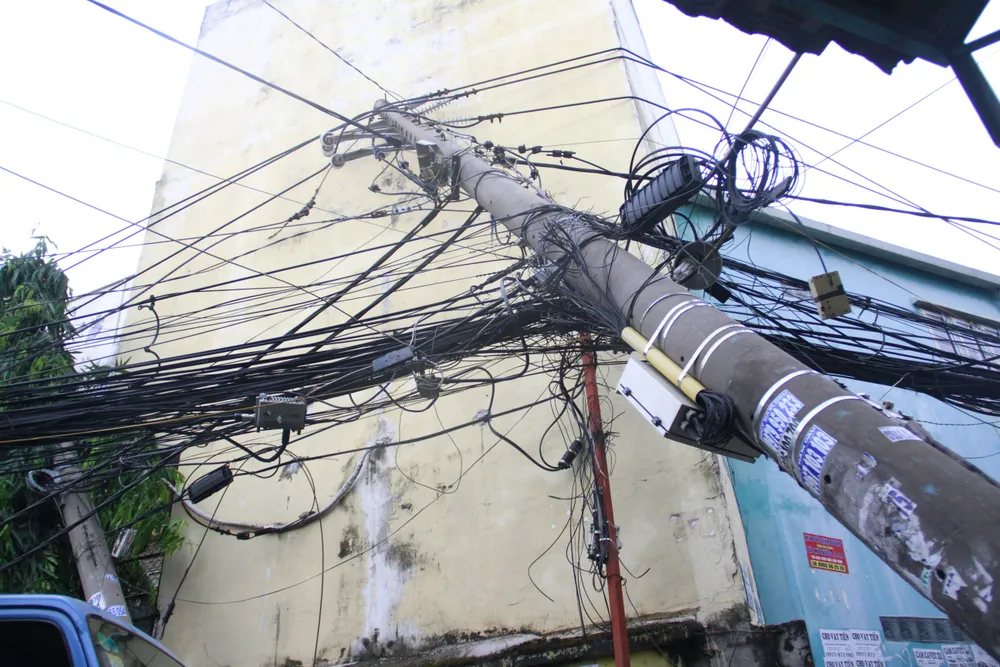 Mưa kèm gió mạnh làm cây xanh bật gốc ngã đè xe tải ảnh 9