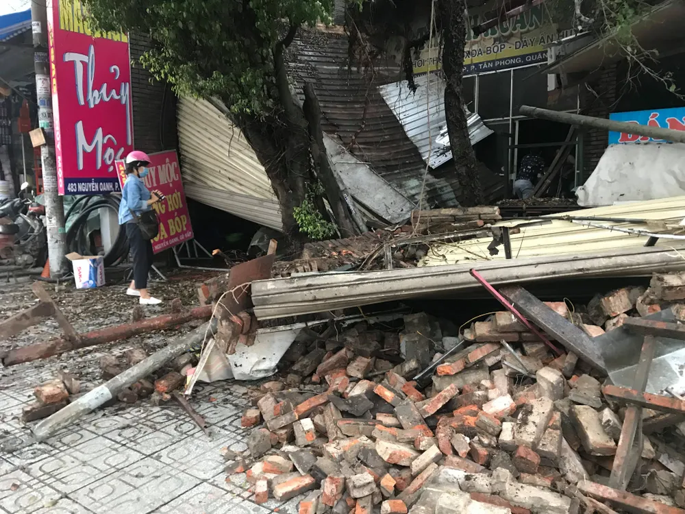 Mưa kèm gió mạnh làm cây xanh bật gốc ngã đè xe tải ảnh 13