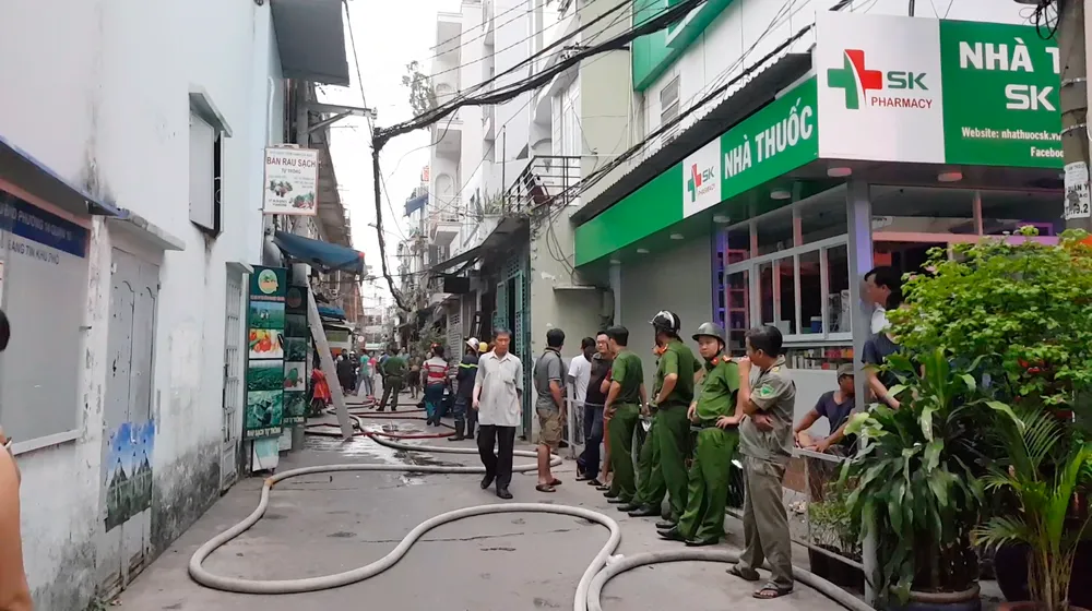 Giải cứu 2 người mắc kẹt trong đám cháy chung cư ở TPHCM ảnh 10