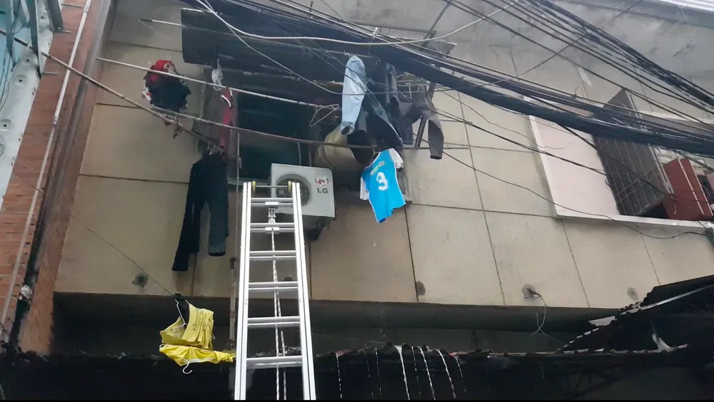 Giải cứu 2 người mắc kẹt trong đám cháy chung cư ở TPHCM ảnh 1