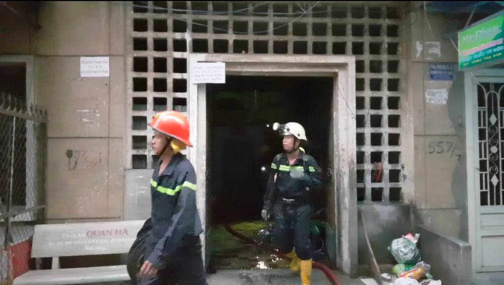 Giải cứu 2 người mắc kẹt trong đám cháy chung cư ở TPHCM ảnh 6