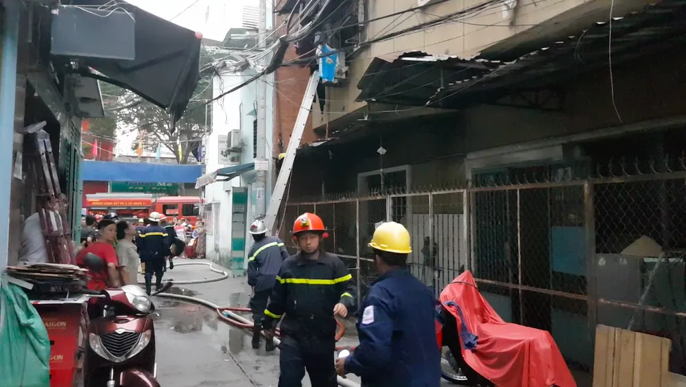 Giải cứu 2 người mắc kẹt trong đám cháy chung cư ở TPHCM ảnh 2