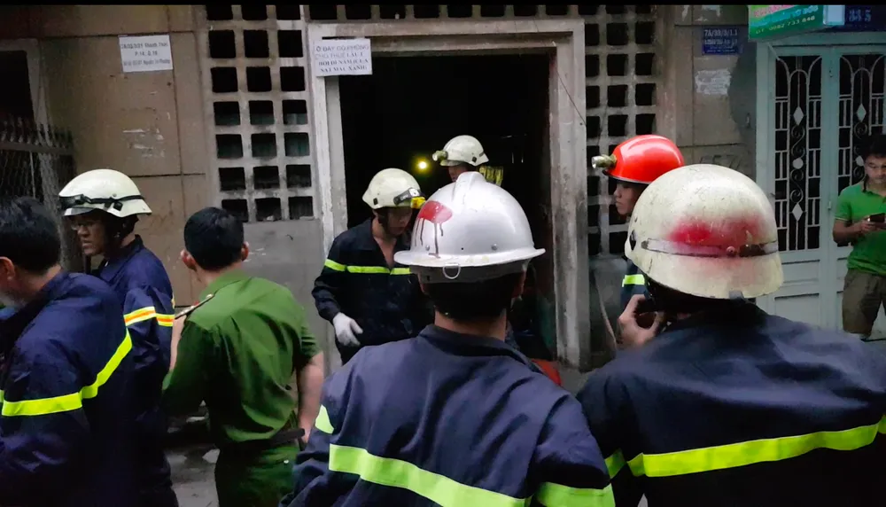 Giải cứu 2 người mắc kẹt trong đám cháy chung cư ở TPHCM ảnh 8