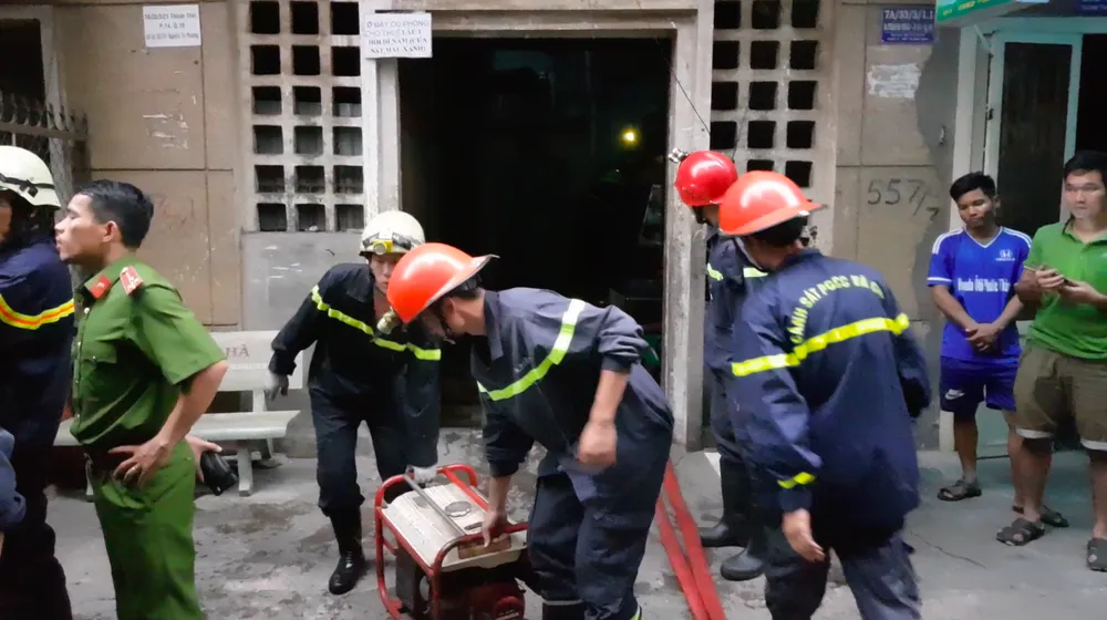 Giải cứu 2 người mắc kẹt trong đám cháy chung cư ở TPHCM ảnh 9