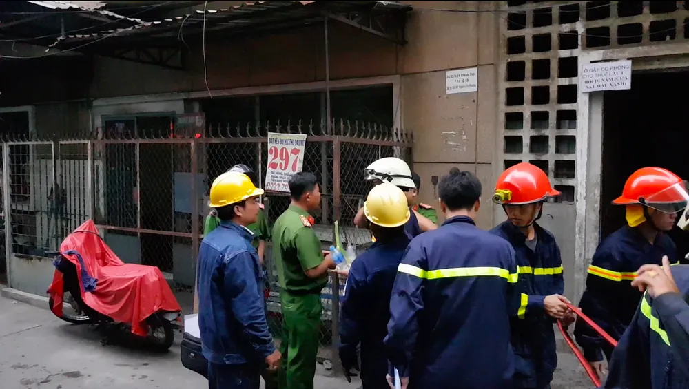 Giải cứu 2 người mắc kẹt trong đám cháy chung cư ở TPHCM ảnh 11