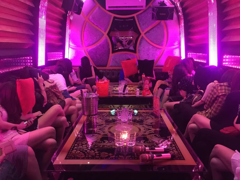 Đột kích nhà hàng, khách sạn ở trung tâm TPHCM, gần 100 nữ tiếp viên ăn mặc hở hang ảnh 5