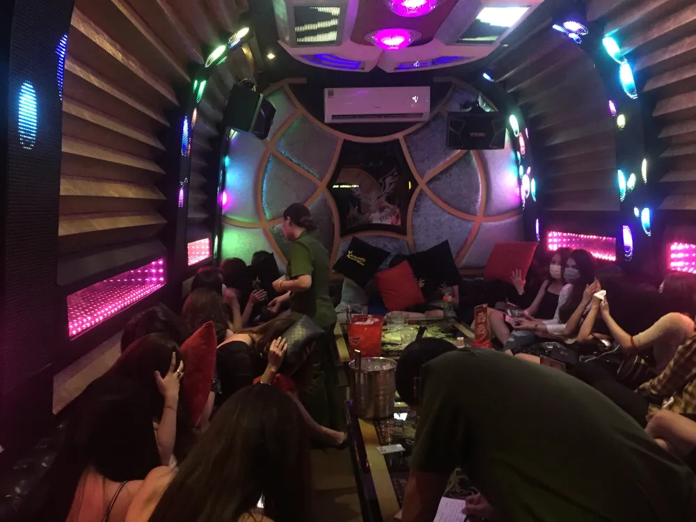 Đột kích nhà hàng, khách sạn ở trung tâm TPHCM, gần 100 nữ tiếp viên ăn mặc hở hang ảnh 7