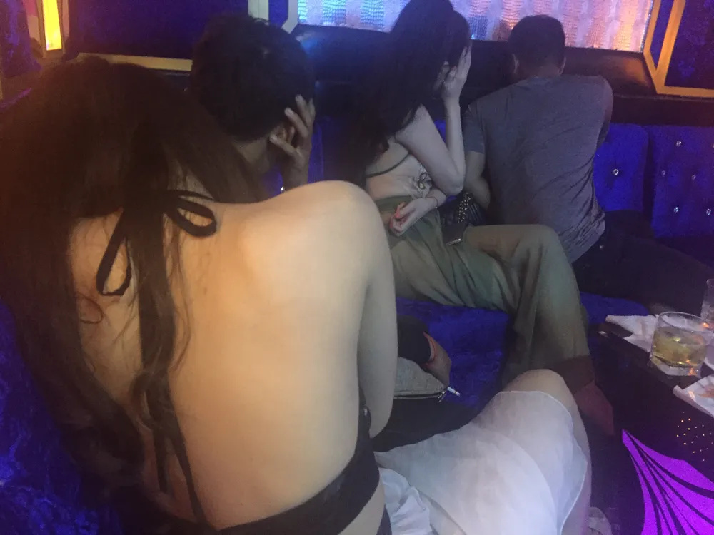 Đột kích nhà hàng, khách sạn ở trung tâm TPHCM, gần 100 nữ tiếp viên ăn mặc hở hang ảnh 12