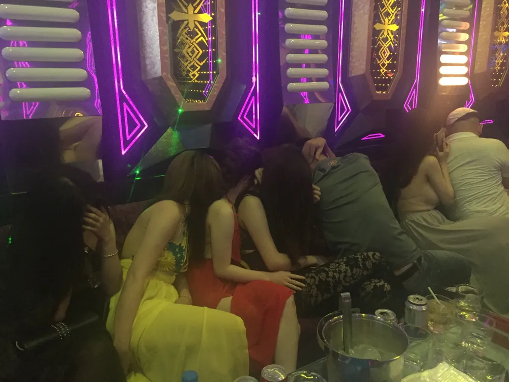 Đột kích nhà hàng, khách sạn ở trung tâm TPHCM, gần 100 nữ tiếp viên ăn mặc hở hang ảnh 14