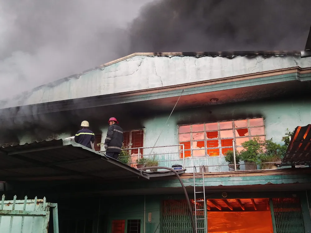 Cháy lớn thiêu rụi 1.700m² diện tích cơ sở sản xuất khăn lạnh ở TPHCM ảnh 5