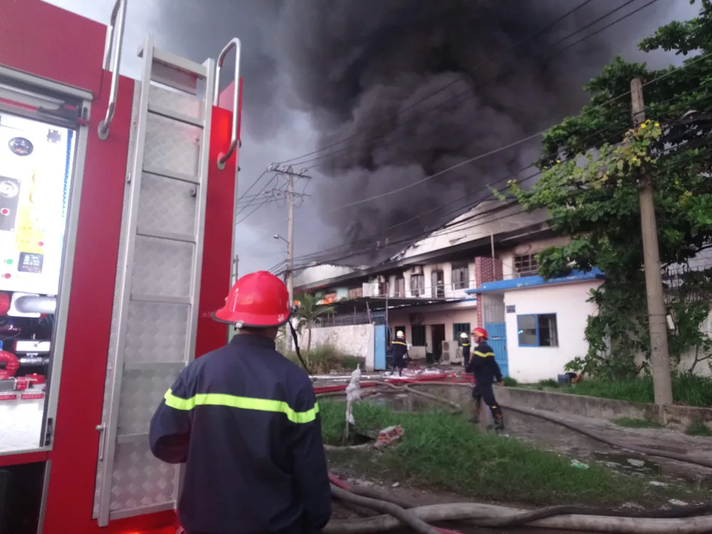 Cháy lớn thiêu rụi 1.700m² diện tích cơ sở sản xuất khăn lạnh ở TPHCM ảnh 1