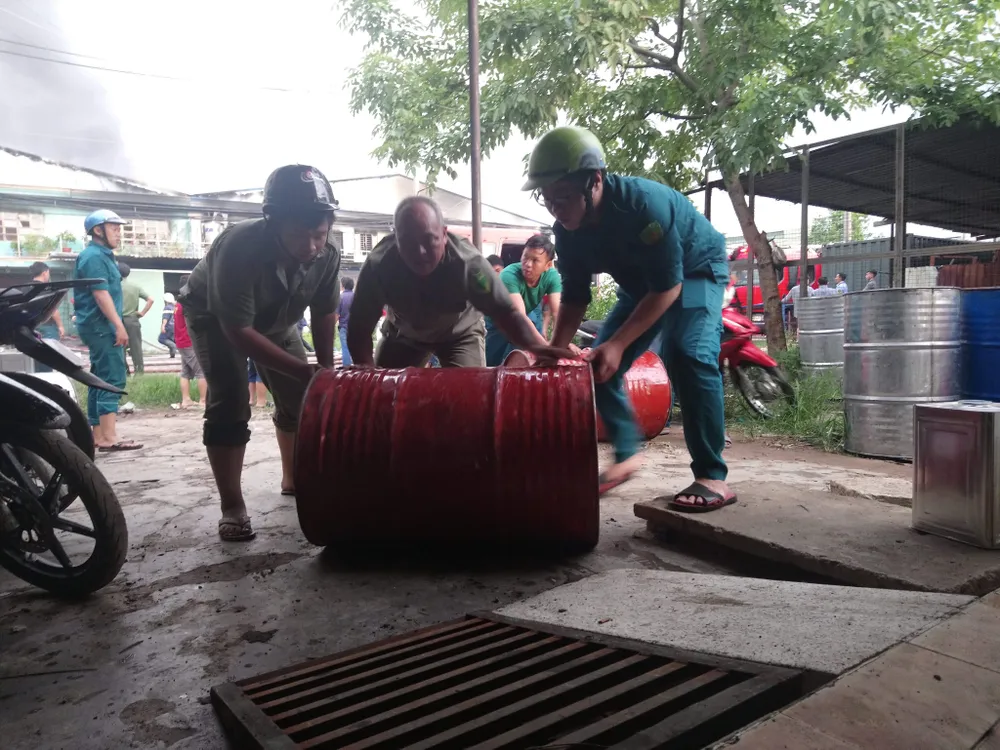 Cháy lớn thiêu rụi 1.700m² diện tích cơ sở sản xuất khăn lạnh ở TPHCM ảnh 2