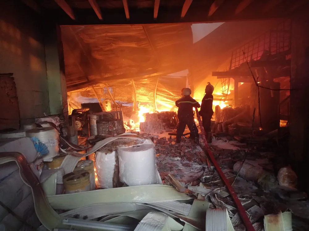 Cháy lớn thiêu rụi 1.700m² diện tích cơ sở sản xuất khăn lạnh ở TPHCM ảnh 7