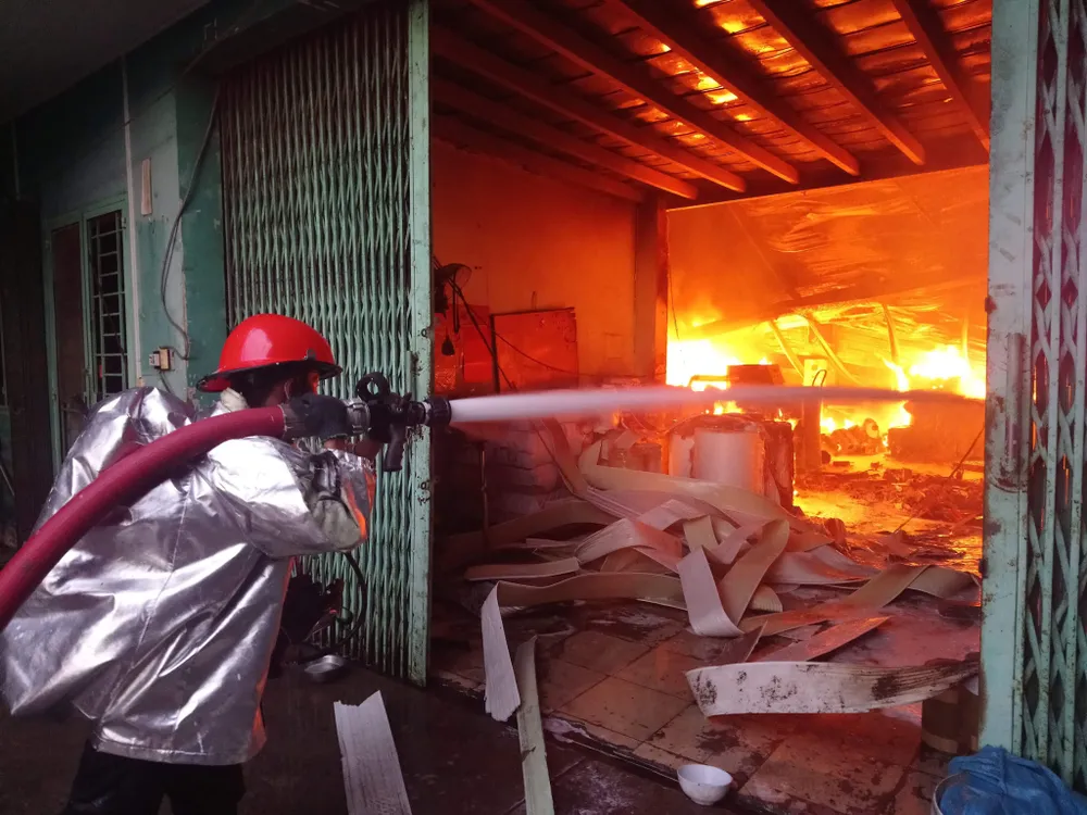 Cháy lớn thiêu rụi 1.700m² diện tích cơ sở sản xuất khăn lạnh ở TPHCM ảnh 6
