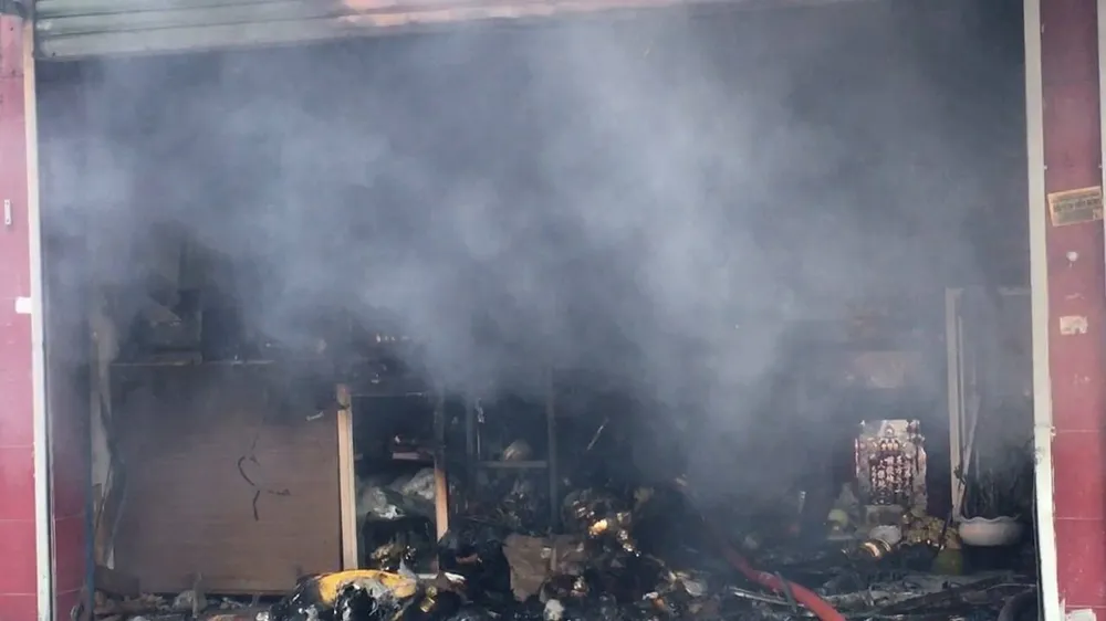 Cháy lớn tại cửa hàng đồ gốm sứ quận 10, nhiều người hoảng sợ ảnh 2