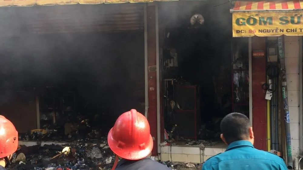 Cháy lớn tại cửa hàng đồ gốm sứ quận 10, nhiều người hoảng sợ ảnh 3