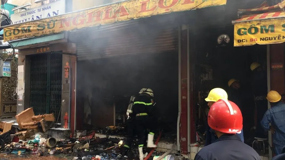 Cháy lớn tại cửa hàng đồ gốm sứ quận 10, nhiều người hoảng sợ ảnh 7