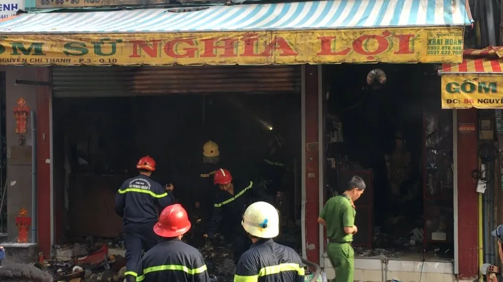 Cháy lớn tại cửa hàng đồ gốm sứ quận 10, nhiều người hoảng sợ ảnh 8