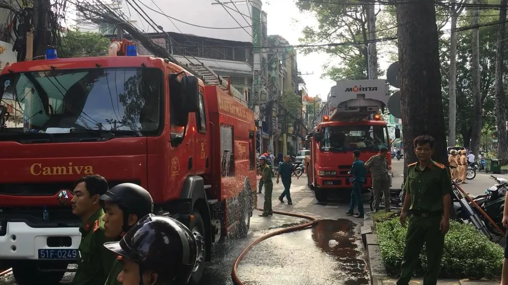 Cháy lớn tại cửa hàng đồ gốm sứ quận 10, nhiều người hoảng sợ ảnh 11