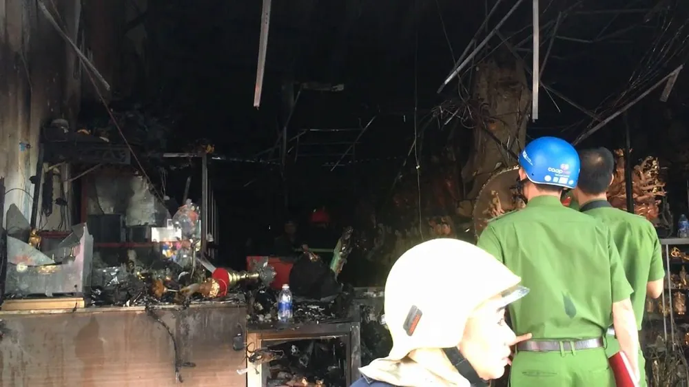 Cháy lớn tại cửa hàng đồ gốm sứ quận 10, nhiều người hoảng sợ ảnh 9