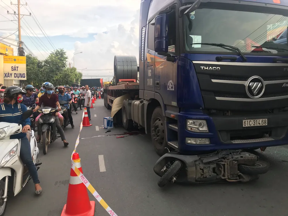 Va chạm với xe container, bé gái 3 tuổi tử vong, thai nhi trong bụng mẹ văng ra ngoài ảnh 1