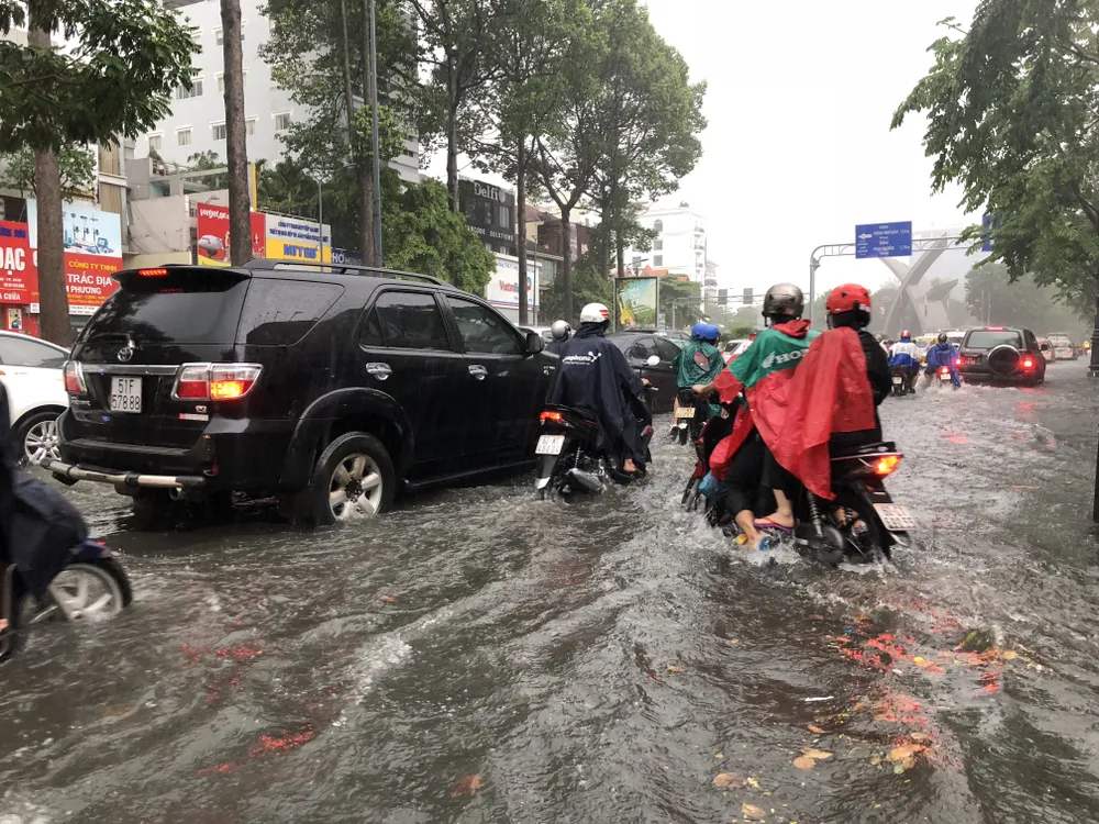 Giao thông cửa ngõ sân bay Tân Sơn Nhất rối loạn do ngập nước  ảnh 4