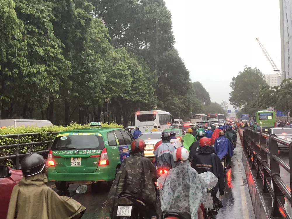 Giao thông cửa ngõ sân bay Tân Sơn Nhất rối loạn do ngập nước  ảnh 17