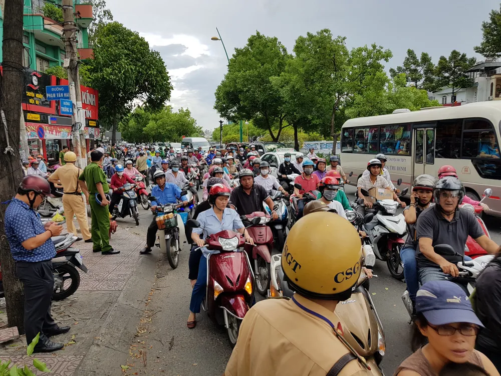 Gió lớn, cây ngã, nhà tốc mái, nhiều người bị thương ảnh 13