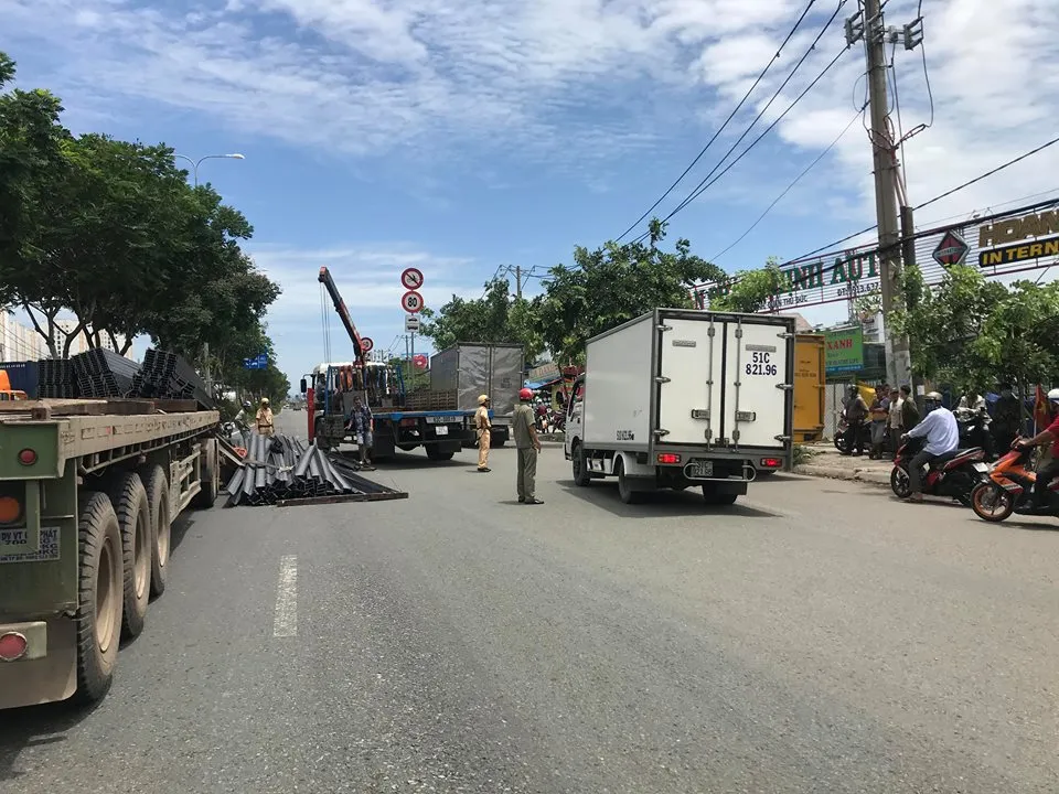 Cabin xe đầu kéo bị hất văng xuống đường sau cú phanh gấp ảnh 3