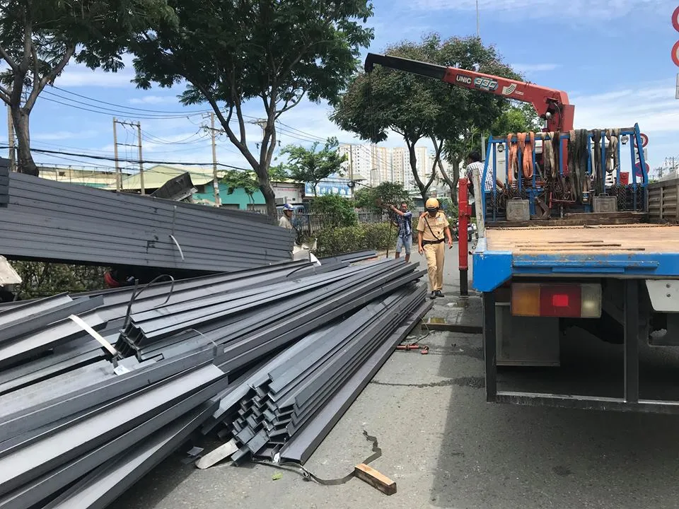 Cabin xe đầu kéo bị hất văng xuống đường sau cú phanh gấp ảnh 1